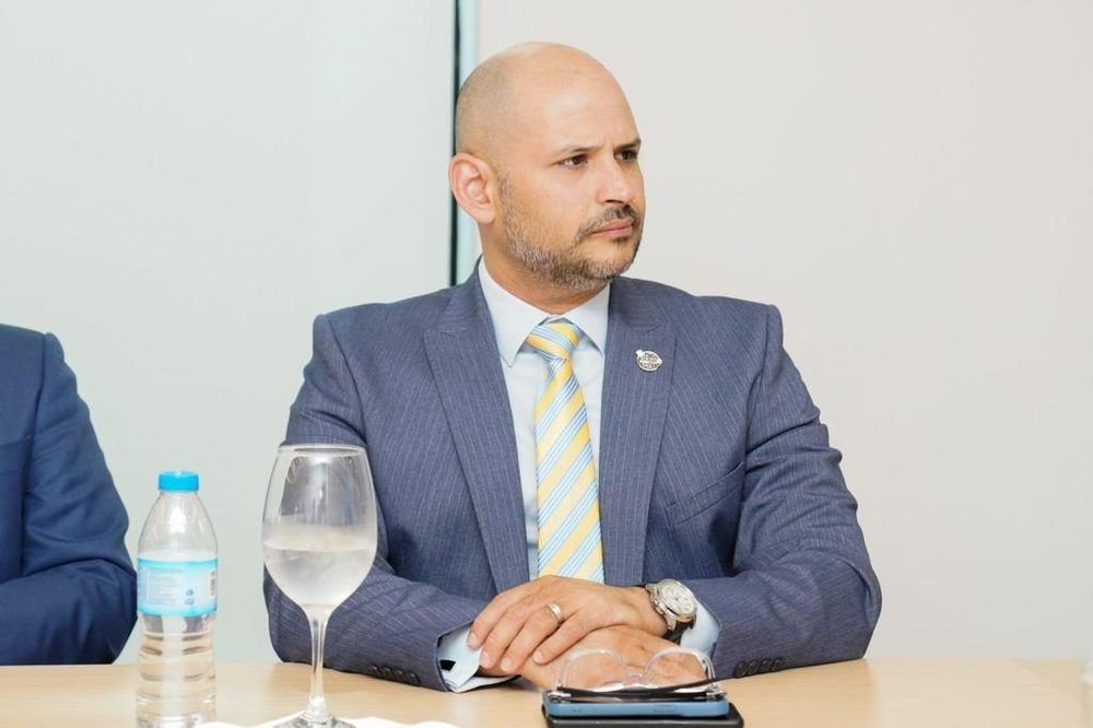 Nassir Yaport en reunión ejecutiva