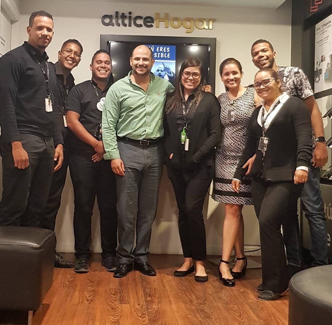 Nassir Yaport con su equipo, Altice Dominicana